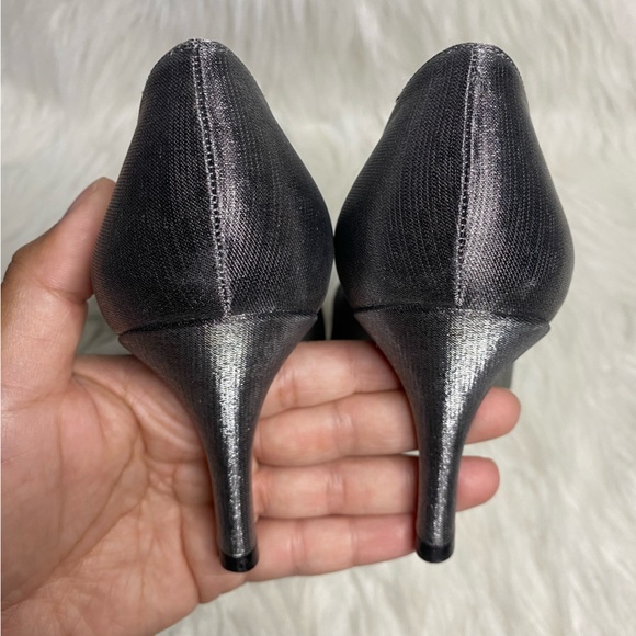Stuart Weizmann Silver Pointed Toe Heels Size 7 M - Picture 3 of 10